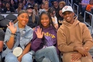 足球-松弛感！WNBA官推晒保罗及其家人现场观战洛杉矶火花比赛