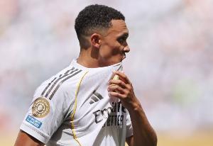 篮球-仍需努力…阿诺德西甲首秀1被过&amp;多项防守数据挂0，队内评分最低