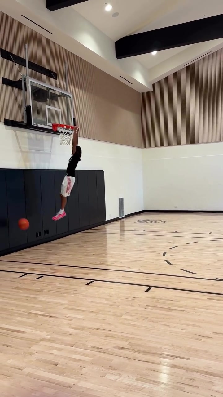 中国体育-没闲着！保罗在家与儿子一起训练 给后者传了个打板空接暴扣